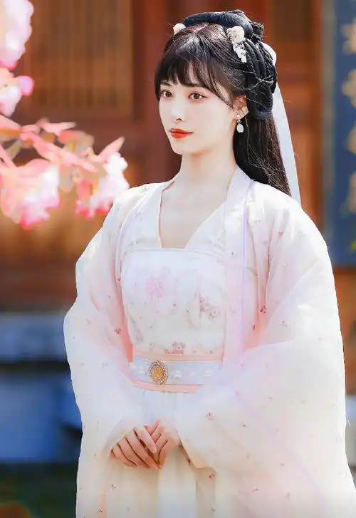 内娱天选古代人#许佳琪古装有多美!云暗青丝玉莹冠,笑生百媚入画端!