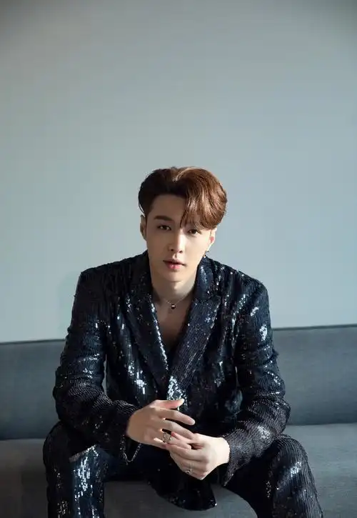 张艺兴亮片西服套装帅气写真26