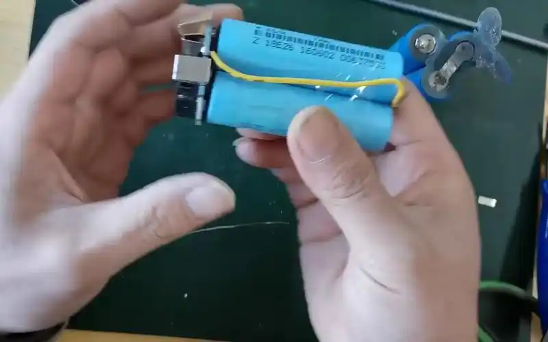 12伏充电钻维修更换三节18650锂电池