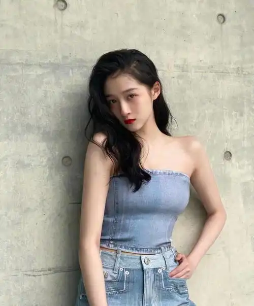 又被关晓彤的腿美到了穿抹胸配牛仔裤42寸大长腿太养眼