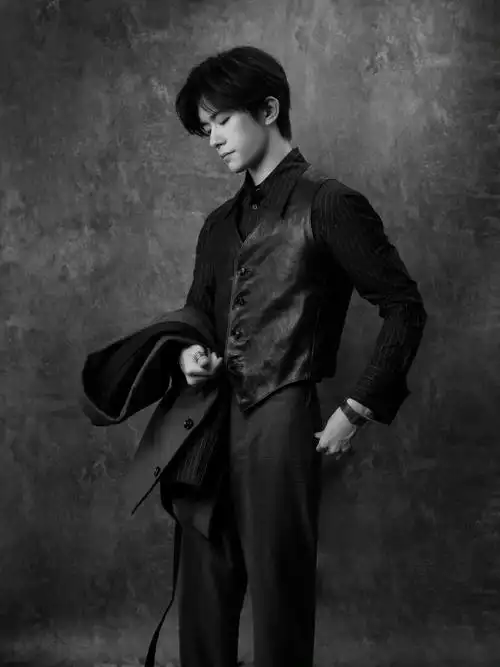 时尚芭莎年度派对##易烊千玺黑色皮内搭