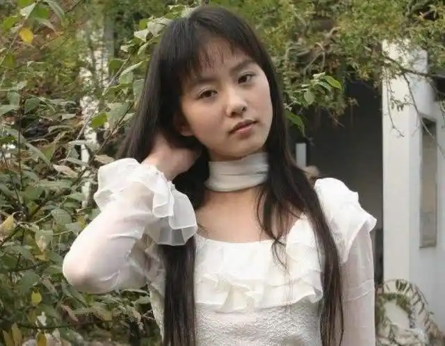 女明星刚出道的时候和现在的样子:杨幂奶萌,看到赵丽颖帅爆了|刘亦菲