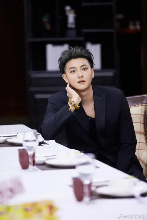 黄子韬颜值回春#感觉黄子韬真的是越来越帅气了呀,而且感觉整个鹊的