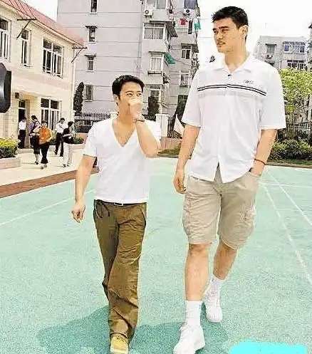 国内第一巨人身高3米姚明在他面前成侏儒客死他乡墓地成谜