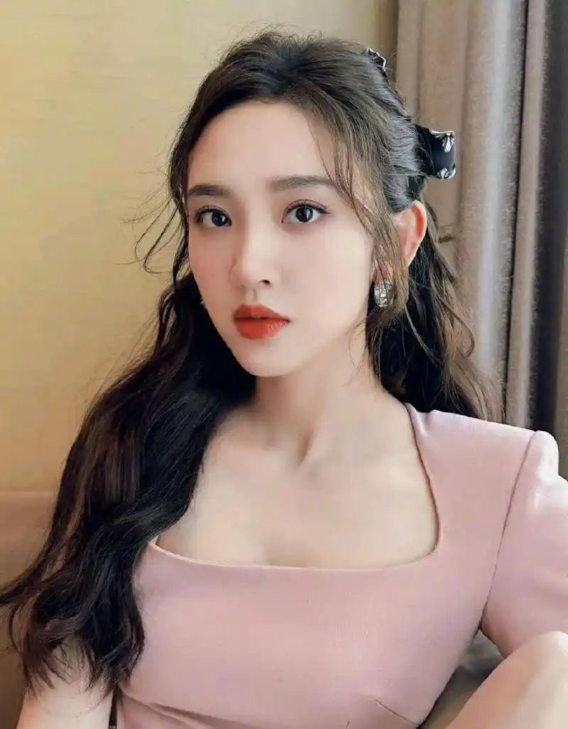 唐艺昕长得很甜