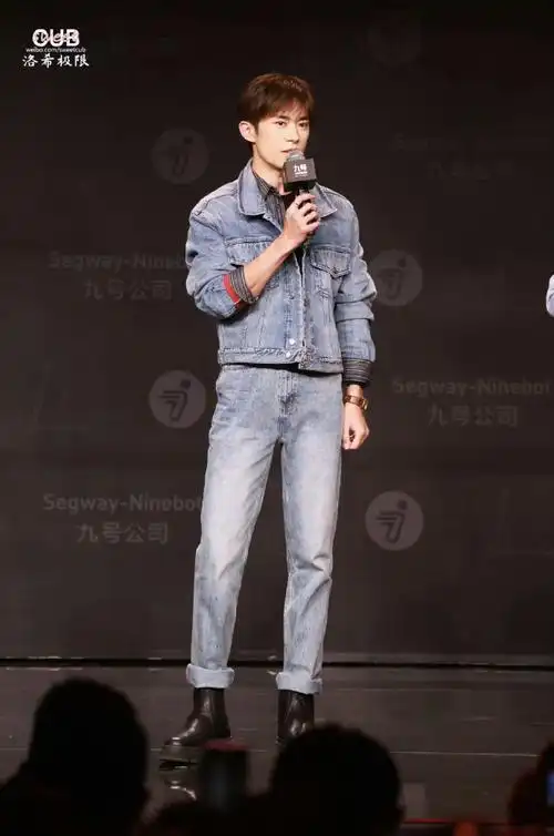 易烊千玺牛仔套装直播造型##易烊千玺说有实体专辑