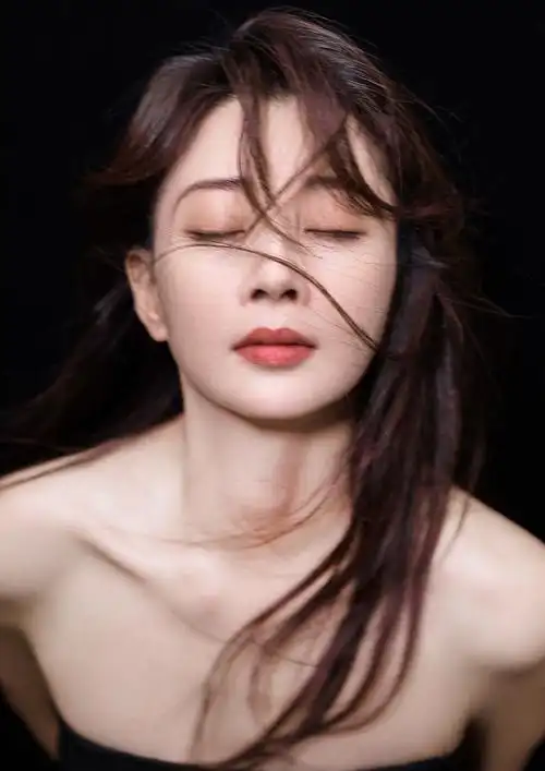 殷桃黑色抹胸连衣裙写真展示美丽容颜楚楚动人