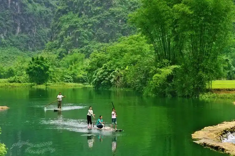 放松心情,走进大自然的青山绿水之间,湛蓝的河水美丽无限