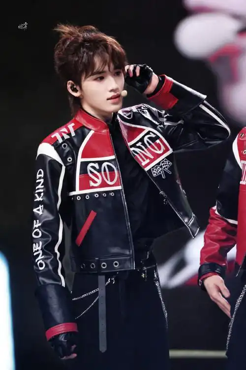 宋亚轩超话9115#宋亚轩楼外楼演唱会#听说宋家小少爷赛车比赛得了