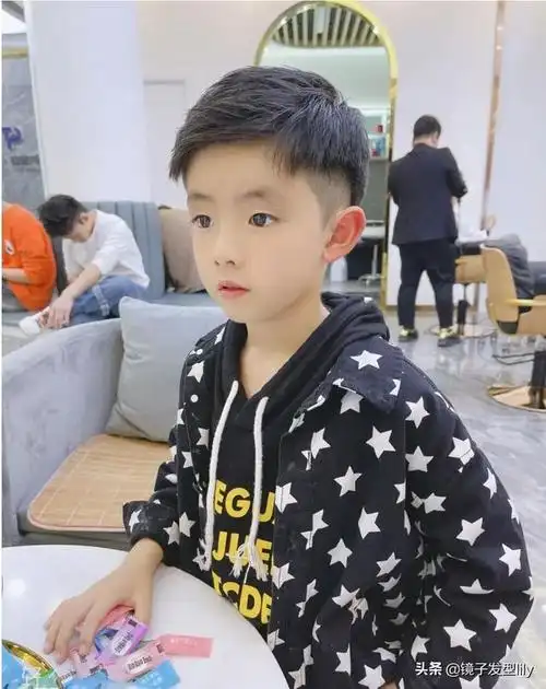 给小孩扎头发简单好看的发型(小男孩锅盖头改什么发型好看)(8)