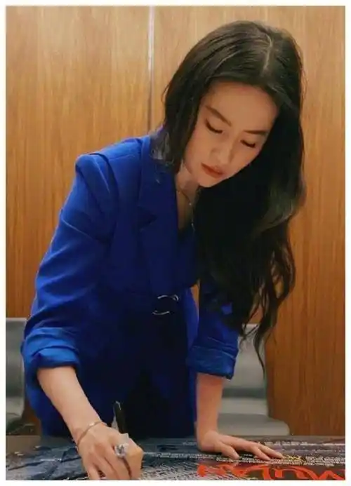 西装本身修身设计的出现也经常改变刘亦菲的风格比例.