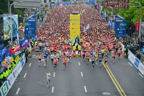 新华社发(沈春琛摄)当日,2019上海国际半程马拉松赛鸣枪起跑.