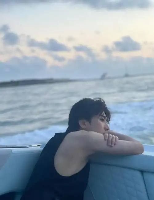 210530背心大帅哥蔡徐坤寄来三亚海边明信片这是免费就能看的吗