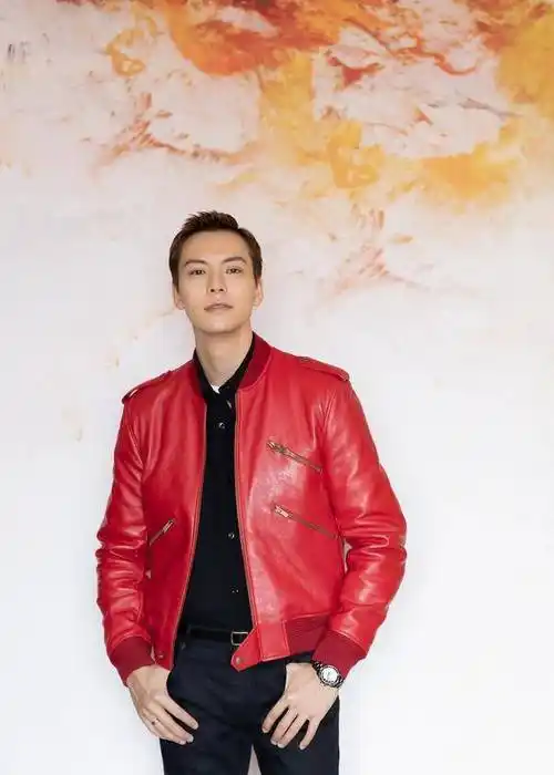 组图:陈伟霆红色皮衣夹克干练帅气背头大展利落率性魅力_娱乐_春晚