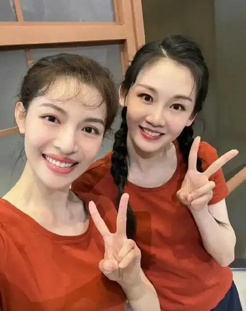 《芳华》6年后:钟楚曦和苗苗在一起,看合影才知冯小刚眼光多毒