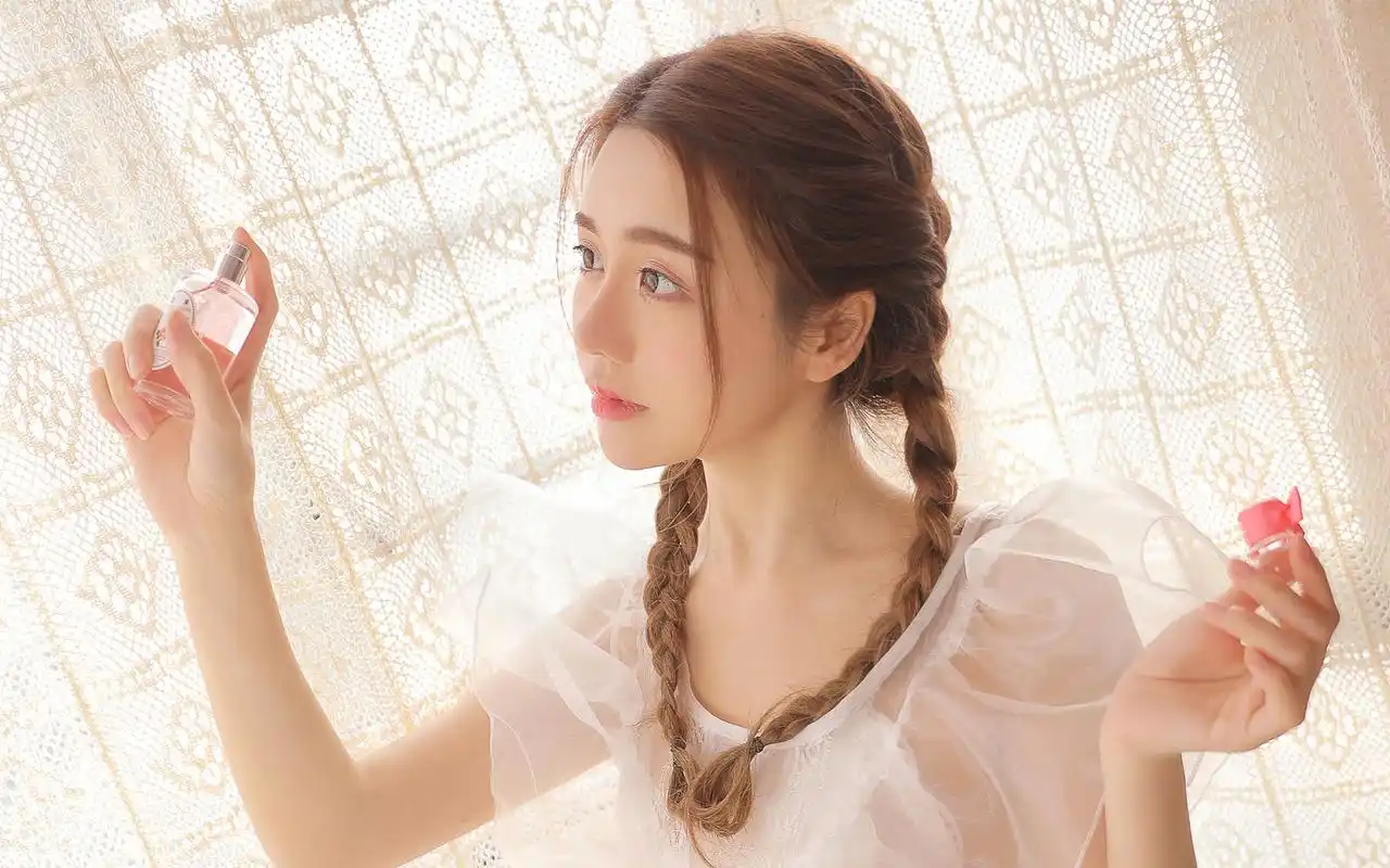 可爱马尾辫女生图片高清桌面壁纸