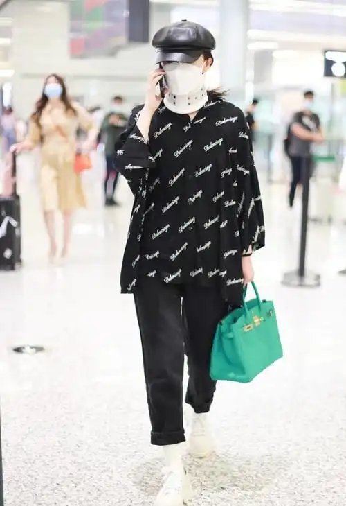 别看阚清子个子不高,但气场真挺强的,一袭黑色衬衫裙似女强人