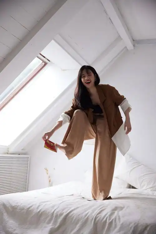 今日,心喜文化旗下原创音乐人孟慧圆发布个人实体首专《能不能别问了