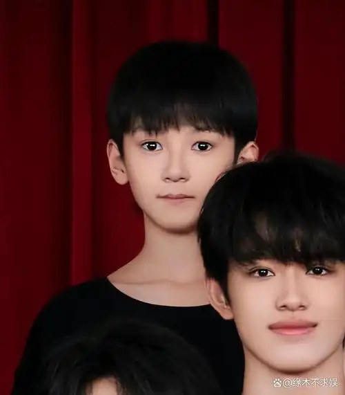 时代峰峻全家福王俊凯c位易烊千玺打扮特殊新人帅哥多