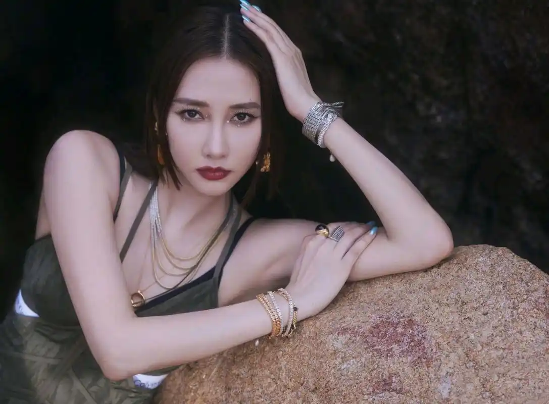 弦子海边写真,身材好颜值高的美女谁能不爱#一眼沦陷# #娱乐大赏