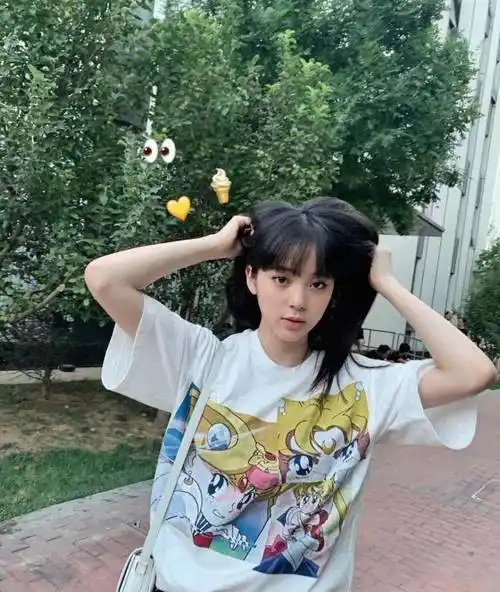 欧阳娜娜亮相节目,穿129便宜白衬衫也仙美,19岁的好品味不一般_上衣