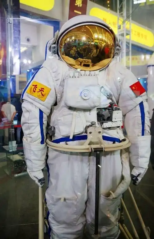 我国航天员穿着新一代航天服出舱!美国为啥仍使用40年前古董衣?