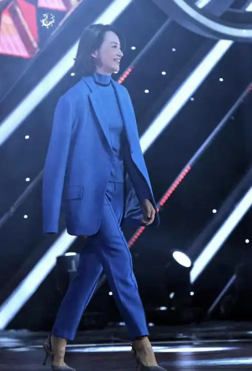 董卿私服穿搭简直了,条纹衬衫配吸烟裤时髦精致,比博主更会穿