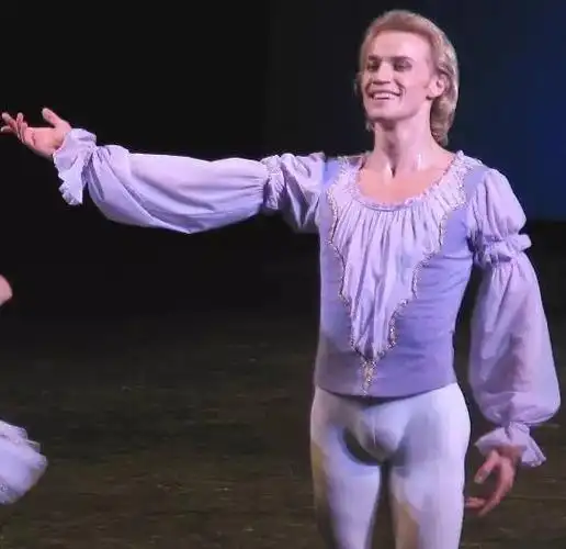 弱弱地问一句跳芭蕾的男生穿紧身裤跳舞不会有生理反应吗