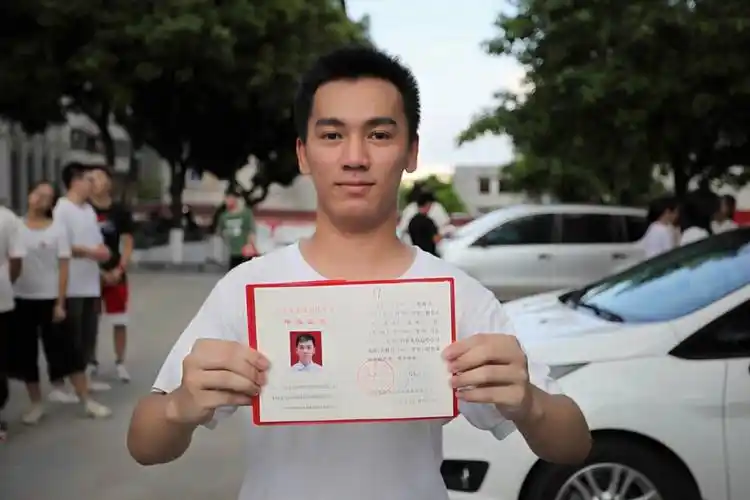 毕业生展示毕业证书"此地一为别,孤蓬万里征.