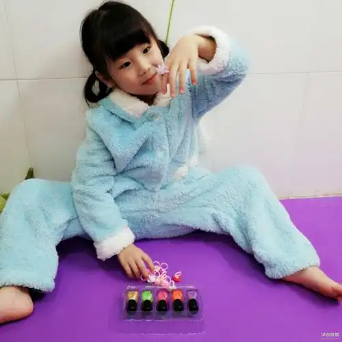 a儿童指甲油小女孩视频和5张图gmygmm