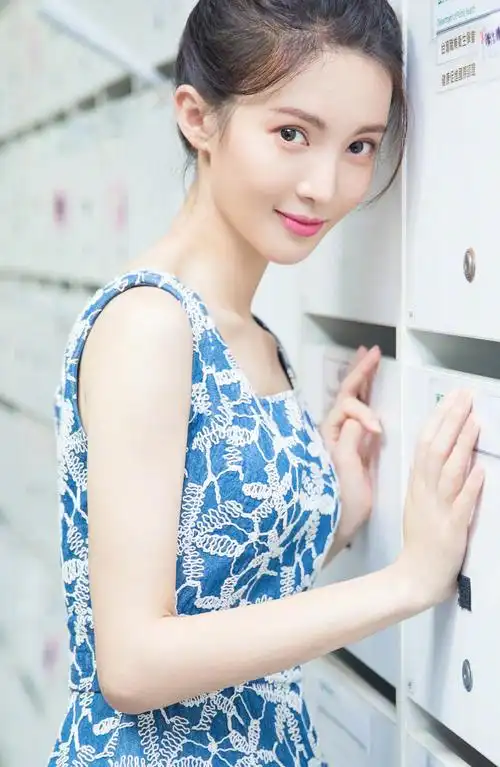 气质恬静的金晨,穿裙子美出了自己的风格,大方又亮眼|金晨_新浪新闻