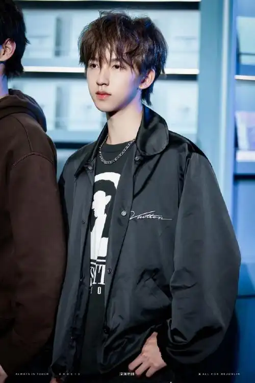 时代少年团诠释各自潮流穿搭#贺峻霖是潮流本身吧,这张脸可以为任何