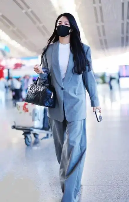张雨绮亮相长沙机场灰色西装尽显青春靓丽