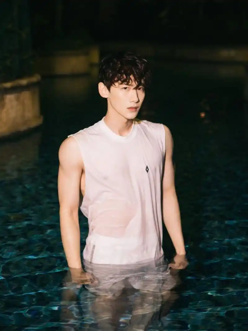 白敬亭在泳池湿身拍写真,帅气十足"撩人心",魅力四射.