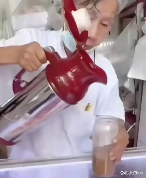 许多顾客不惜排队等候,只为亲眼目睹这一过程,并品尝一杯新鲜手冲的