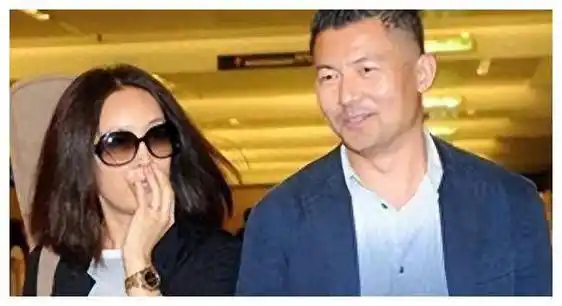 那英与老公罕见携手,穿戴大不同,夫妻间微妙张力,引人关注_孟桐_爱情