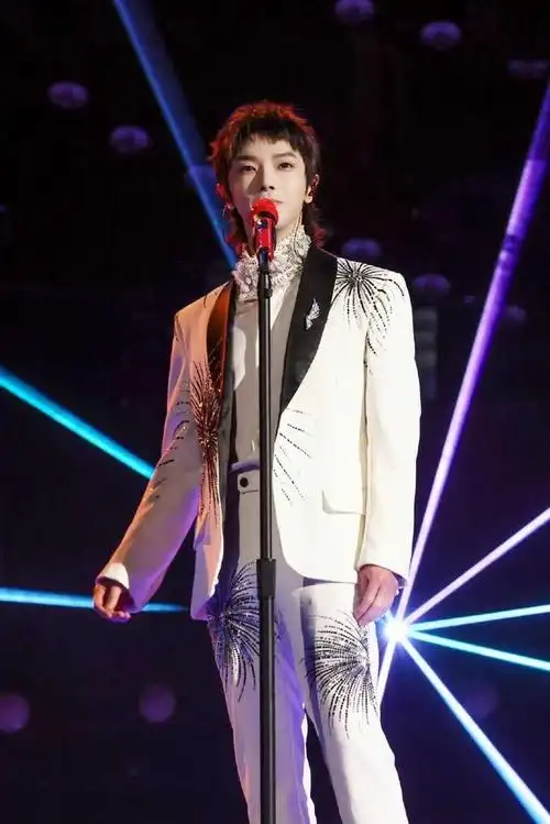 华晨宇湖南春晚收视登顶鸟巢纪念特辑爆卖长红十年的秘诀是