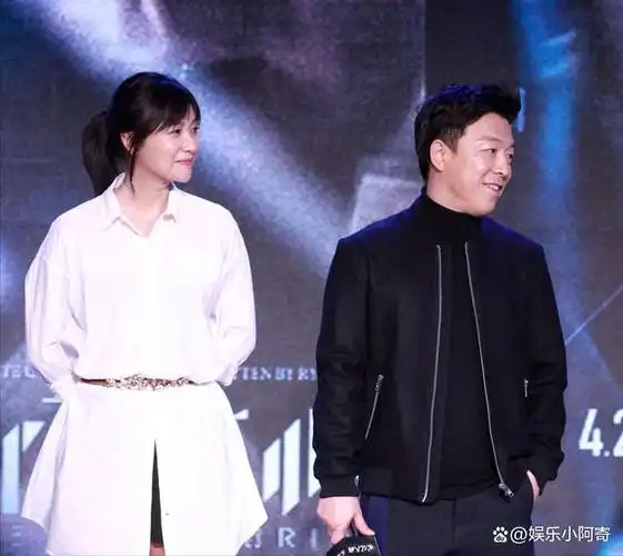 回顾黄渤曾被林志玲公开表白成名后娶初恋为妻两人恩爱至今