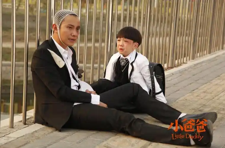 的事业跌入谷底,他开始转型幕后,夫妻俩再次合作了一部剧《剃刀边缘》