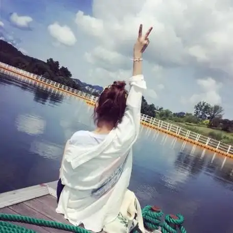 由美头网整理发布,女生头像频道提供更多与背面,背影相关的头像图片