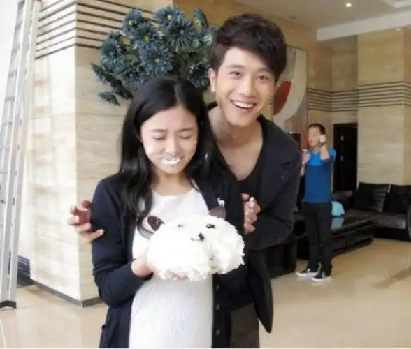 彭冠英张含韵 彭冠英看张含韵眼神-泛经验