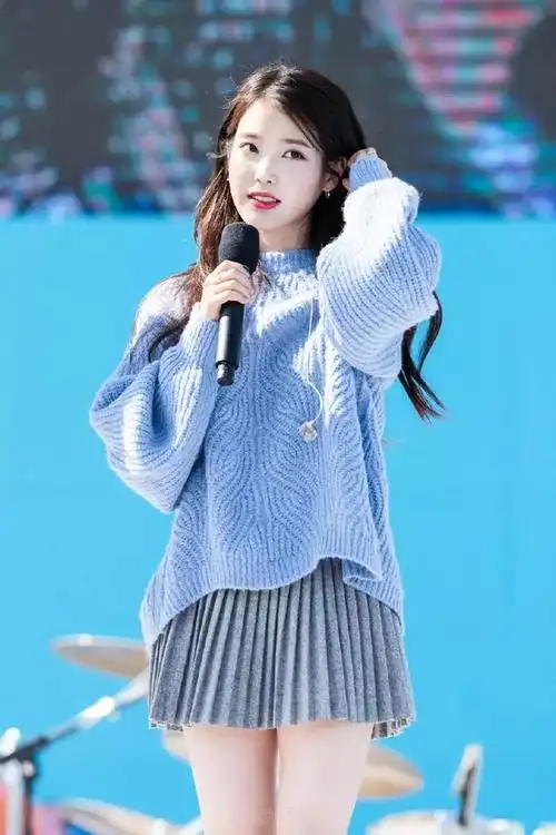 iu小姐姐长得真漂亮,蓝色毛衣搭配百褶裙,少女感十足
