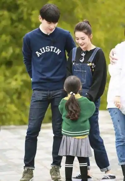 实习爸爸邓伦和首次加入"实习妈妈"角色的李沁就显得非常令人遐想了