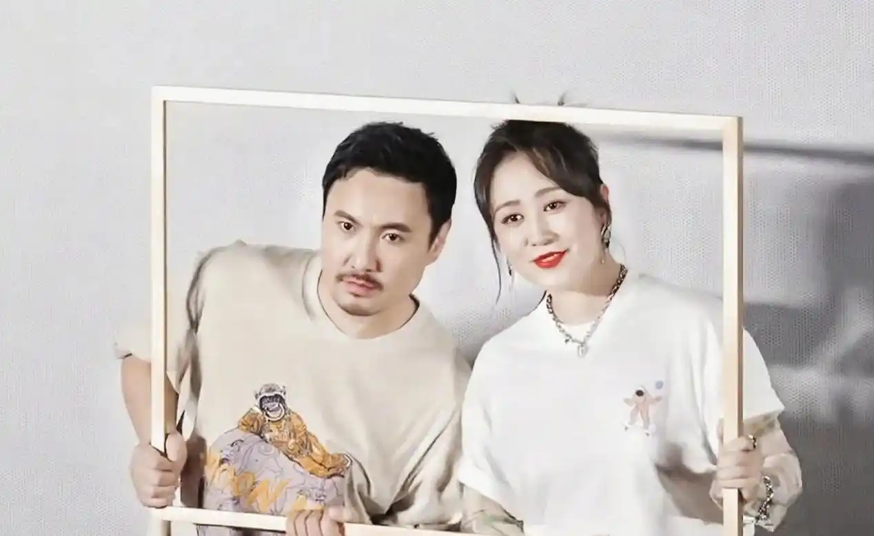 沈腾老婆现身电影首映,面相富态难掩笑意,近照曝光马上胖成圆球