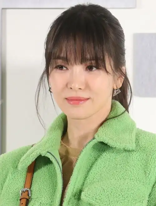 再看宋慧乔的烫发,洋气又减龄