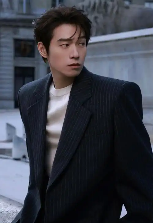 巴黎时装周##魏大勋晒看秀照##魏大勋皮鞋