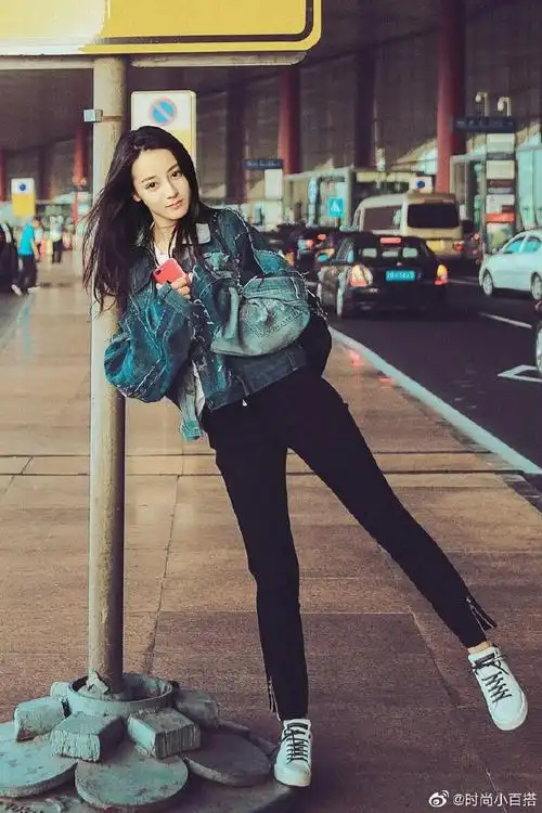 迪丽热巴街拍