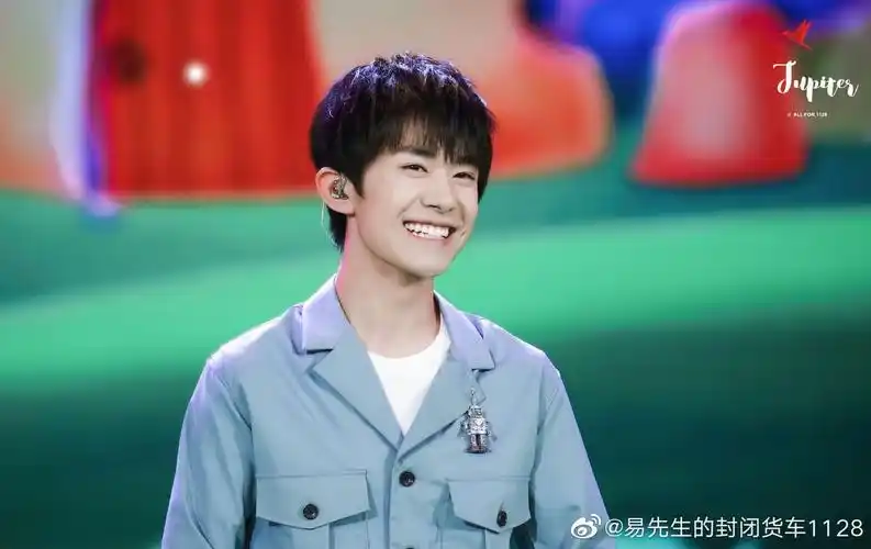 向甜甜千低头易烊千玺笑起来真好看想醉倒在他的梨涡里awsl真让人上头