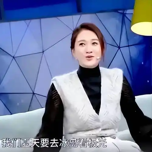 李小冉"肉弹"旧照被赞,抹胸长裙遮不住,曾遭渣男男友威胁4年