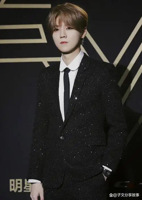 张艺兴亮片重工西装帅气有型,六位男星身着亮片西装让人移不开眼